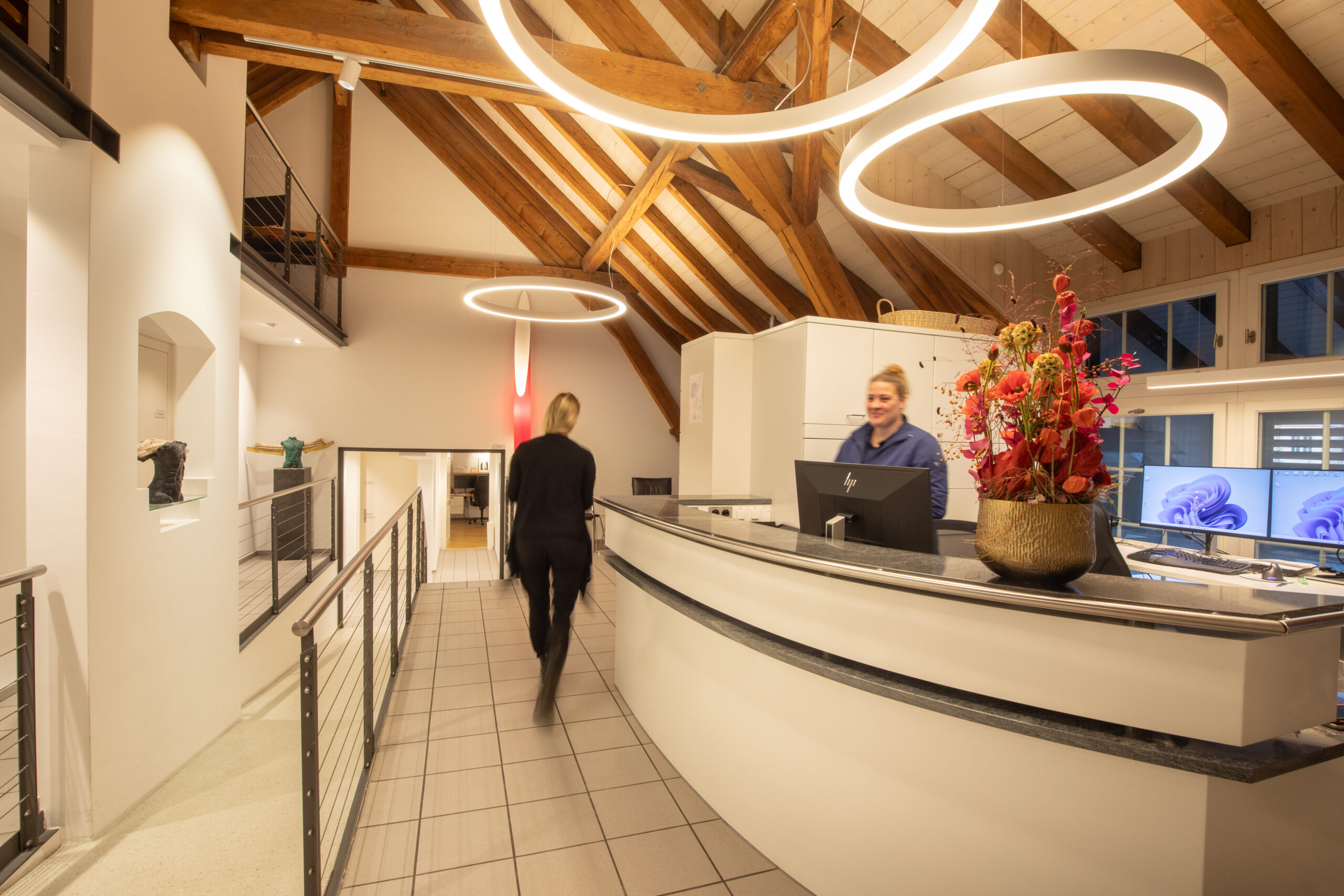 Die Praxis von Ortho Rychenberg ist modern ausgestattet, befindet sich nahe des KSWs, verfügt über einen eigenen Praxis-OP für ambulante Eingriffe und bietet eigene Kundenparkplätze direkt vor der Praxis.