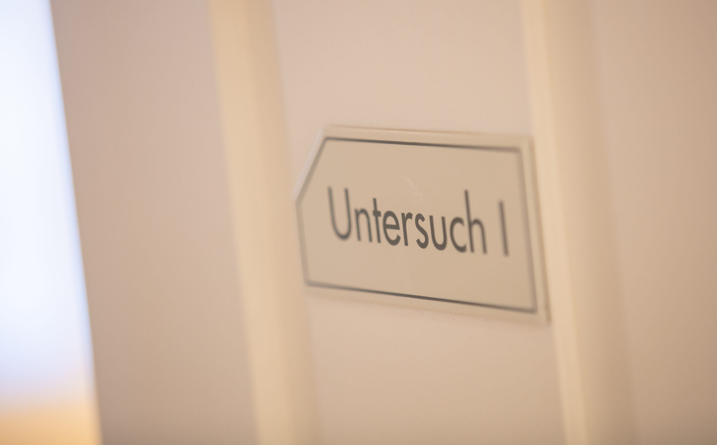 Die Praxis von Ortho Rychenberg ist modern ausgestattet, befindet sich nahe des KSWs, verfügt über einen eigenen Praxis-OP für ambulante Eingriffe und bietet eigene Kundenparkplätze direkt vor der Praxis.