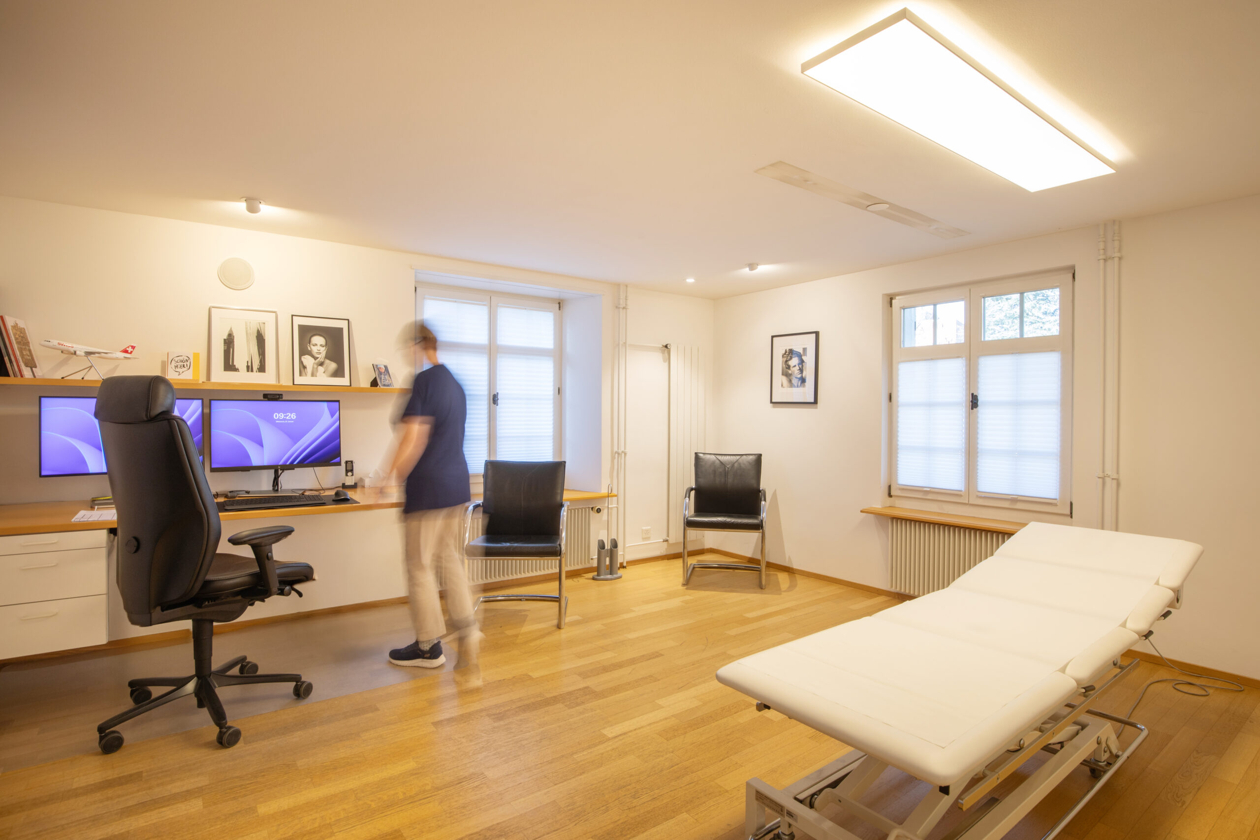 Die Praxis von Ortho Rychenberg ist modern ausgestattet, befindet sich nahe des KSWs, verfügt über einen eigenen Praxis-OP für ambulante Eingriffe und bietet eigene Kundenparkplätze direkt vor der Praxis.