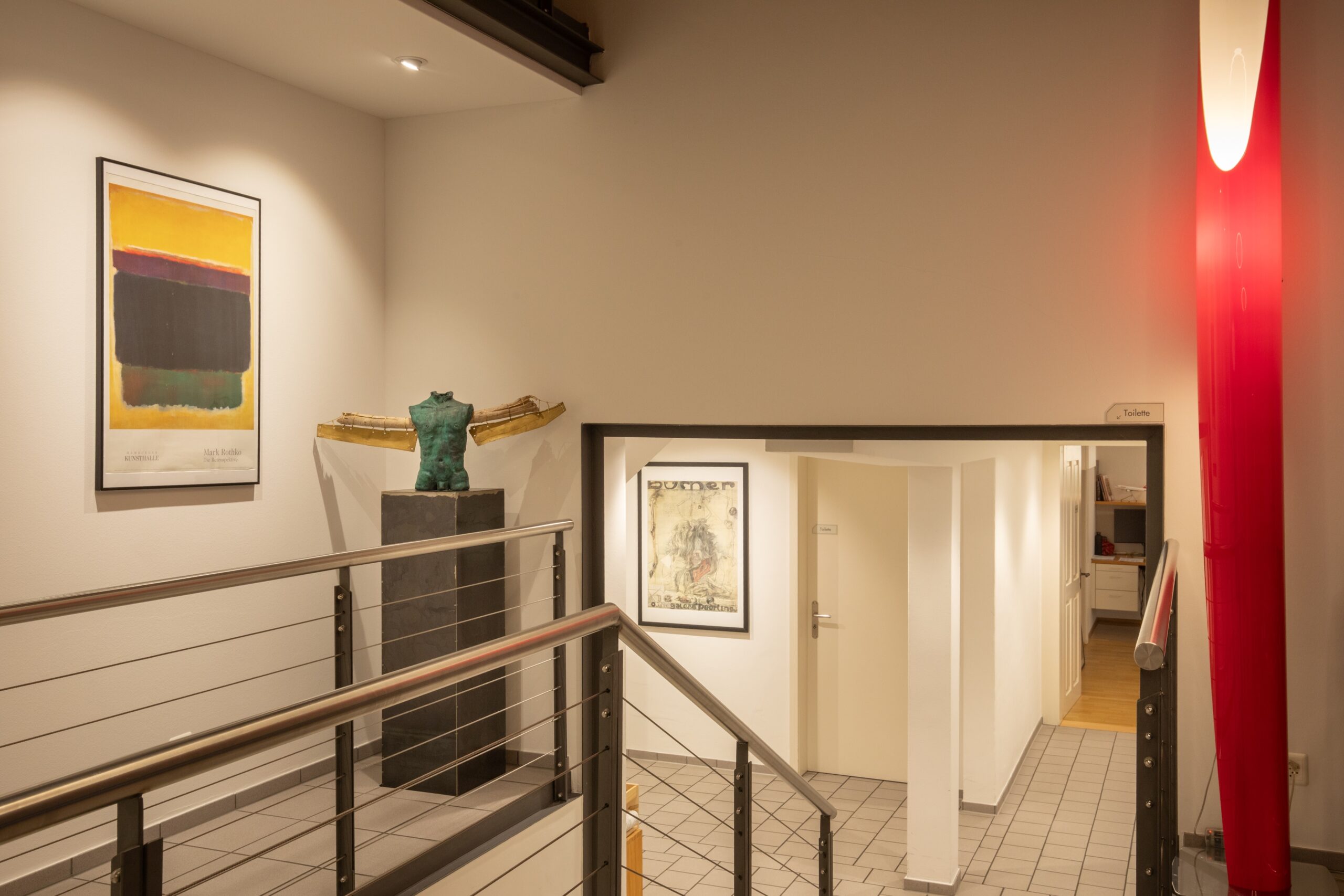 Die Praxis von Ortho Rychenberg ist modern ausgestattet, befindet sich nahe des KSWs, verfügt über einen eigenen Praxis-OP für ambulante Eingriffe und bietet eigene Kundenparkplätze direkt vor der Praxis.