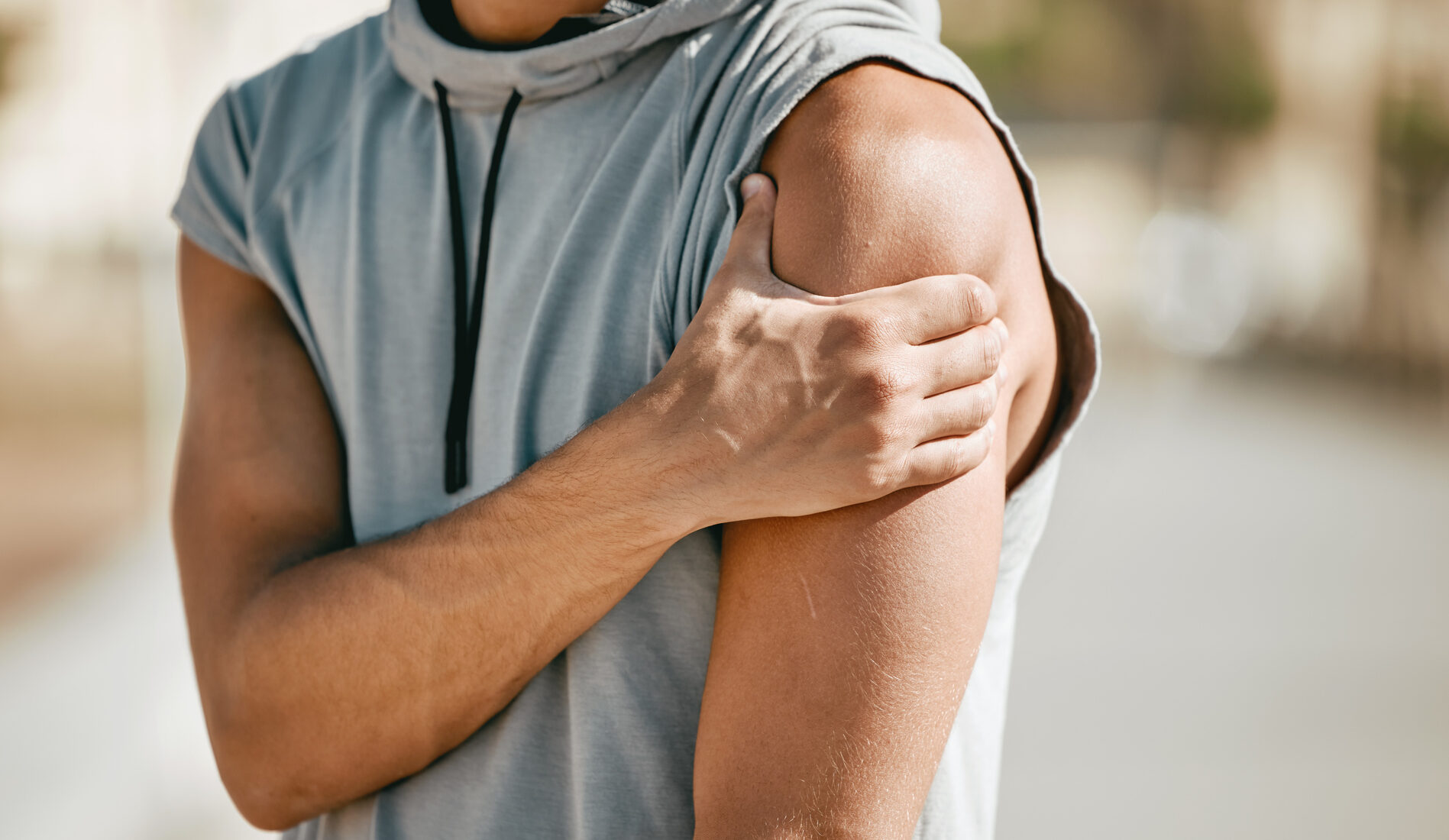 Haben Sie starke Schulterschmerzen? Ortho Rychenberg bietet massgeschneiderte Orthopädie.Telefon 052 213 22 77