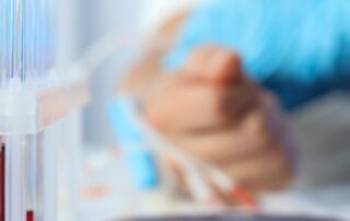 Zum umfassenden Angebot von Ortho Rychenberg gehört auch die Eigenbluttherapie (PRP oder ACP). Dr. med. Sebastian Ebert und Dr. med. Roman Maduz setzen dieses moderne Verfahren ein, um die körpereigenen Heilungsprozesse gezielt zu unterstützen.