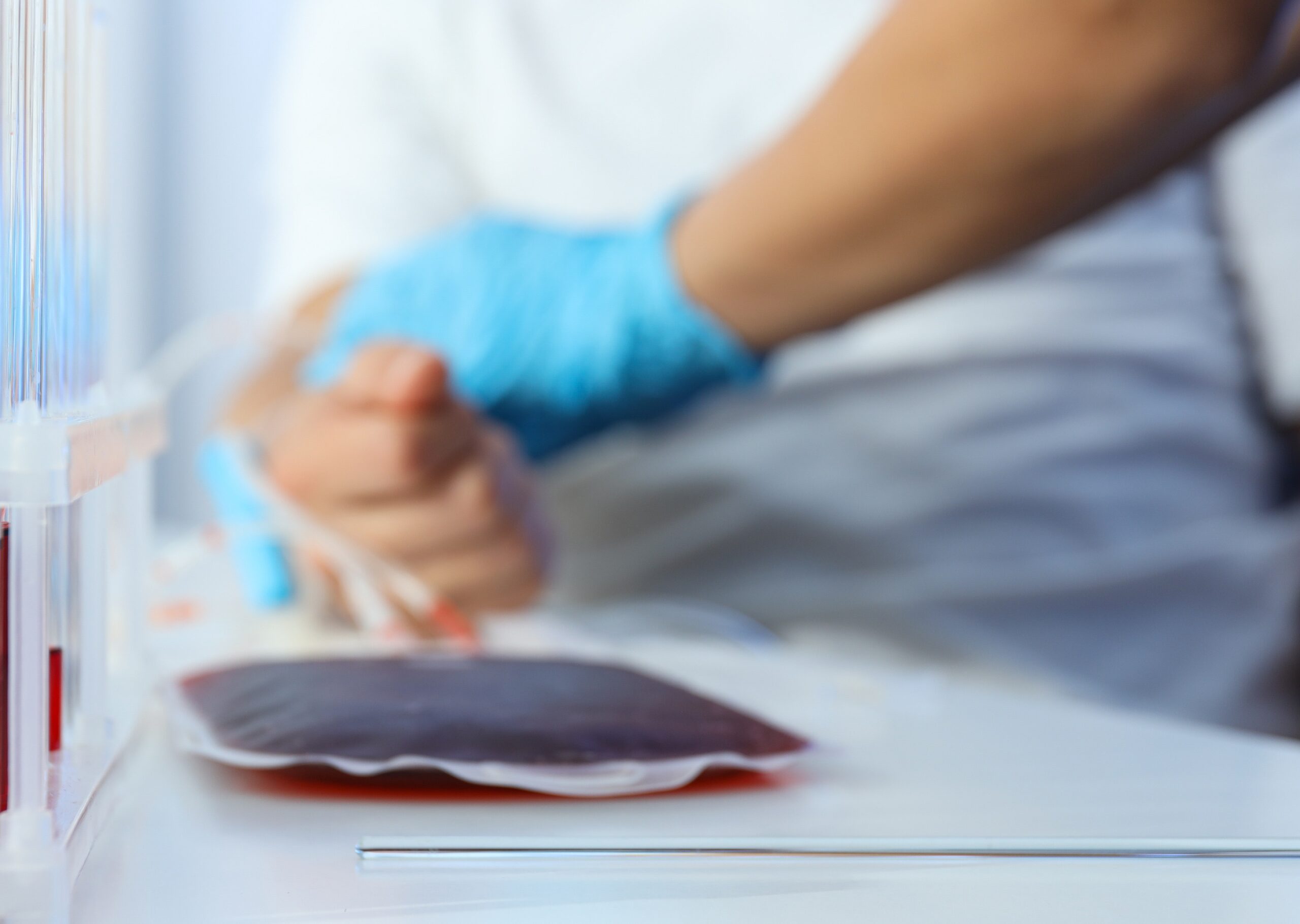 Zum umfassenden Angebot von Ortho Rychenberg gehört auch die Eigenbluttherapie (PRP oder ACP). Dr. med. Sebastian Ebert und Dr. med. Roman Maduz setzen dieses moderne Verfahren ein, um die körpereigenen Heilungsprozesse gezielt zu unterstützen.
